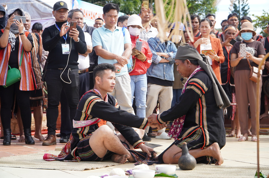 Thầy cúng thực hiện nghi thức tháo Kồng cho chàng trai Y Quan.