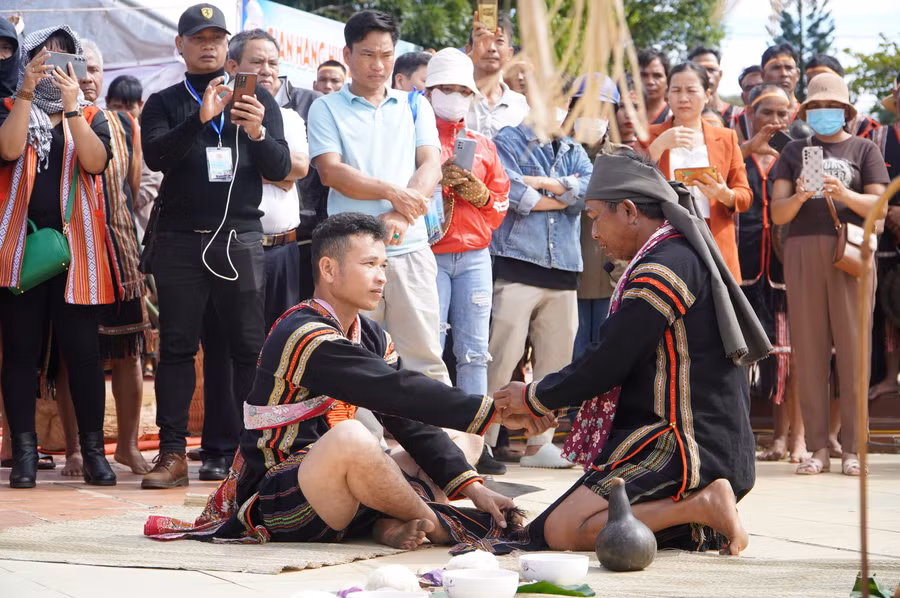Thầy cúng thực hiện nghi thức tháo Kồng cho chàng trai Y Quan. Thầy cúng thực hiện nghi thức tháo Kồng cho chàng trai Y Quan.