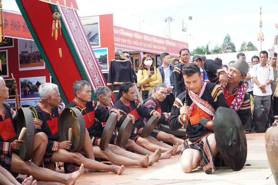 Già Y Blih lấy kim và chỉ làm nghi thức phất quanh đầu Y Quan nhằm đánh dấu sự trưởng thành.