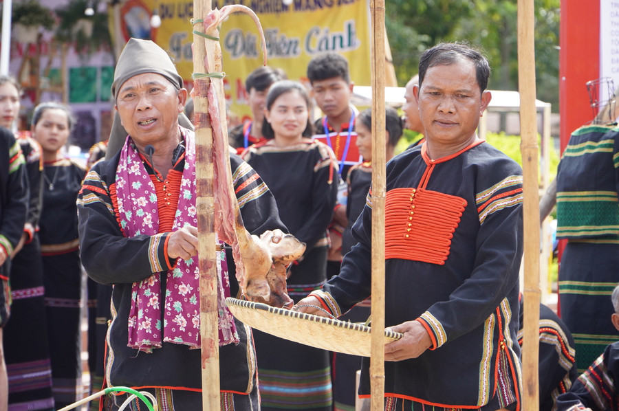Thầy cúng thực hiện nghi lễ tháo dây và thịt heo cúng.