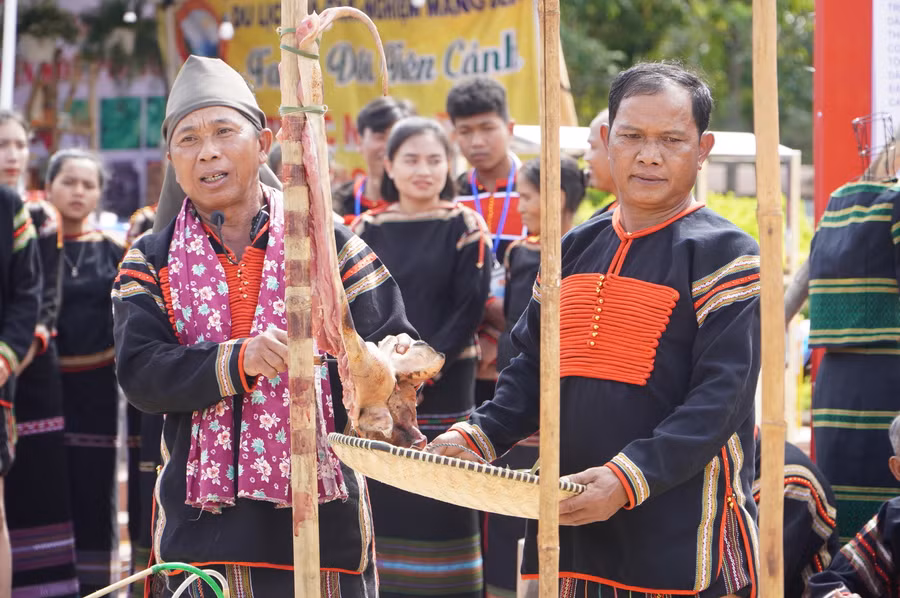 Thầy cúng thực hiện nghi lễ tháo dây và thịt heo cúng. Thầy cúng thực hiện nghi lễ tháo dây và thịt heo cúng.