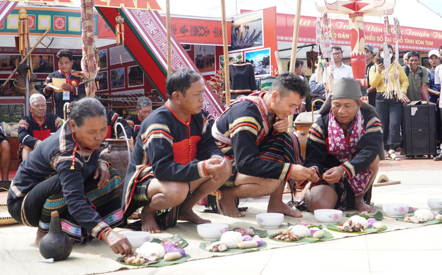 Nghi thức cúng trưởng thành hoàn tất, Y Quan và cha mẹ ăn lần lượt 7 lần lễ vật cúng. Ảnh: Dung Nguyễn