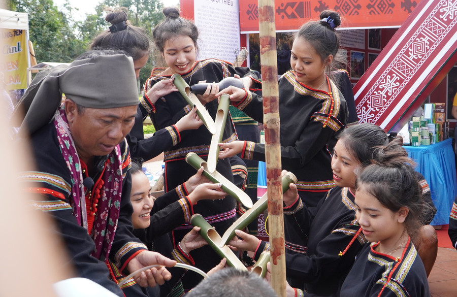 Người Ê Đê mời rượu dân làng, du khách bằng nghi thức “M’năm k’pie m’bo drai” có nghĩa là uống rượu châm nước như dòng thác đổ.