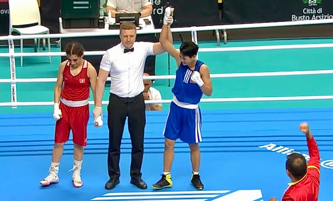 Trọng tài công bố Võ Thị Kim Ánh (bên phải) thắng cuộc tại vòng loại Olympic diễn ra ở Italy. Ảnh chụp màn hình. Trọng tài công bố Võ Thị Kim Ánh (bên phải) thắng cuộc tại vòng loại Olympic diễn ra ở Italy. Ảnh chụp màn hình.