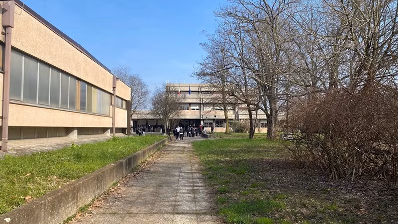 Trường Trung học Meucci và phòng tập thể dục được sưởi ấm bằng lò hơi hydro. Ảnh: Euronews