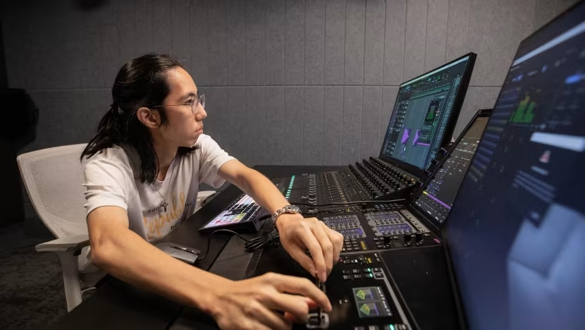 Matthew Neo (19 tuổi) trong phòng âm thanh ở trường học.