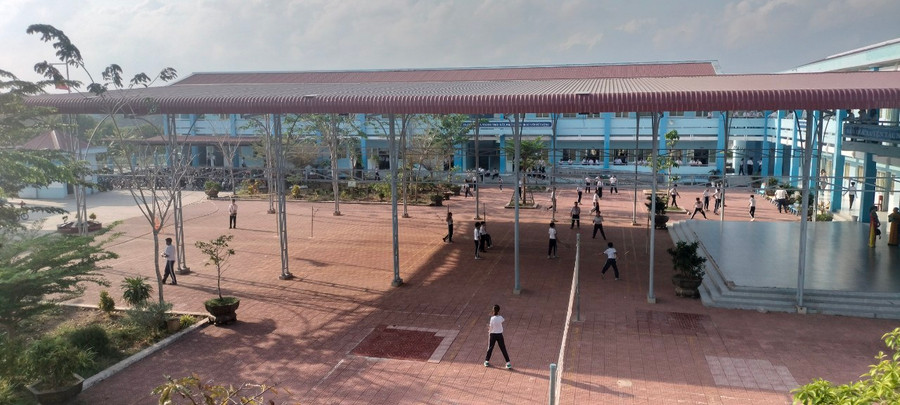 Trường THCS Tân Lợi được đầu tư khang trang trên diện tích đất do gia đình ông Trần Hoàng Nam hiến tặng. Trường THCS Tân Lợi được đầu tư khang trang trên diện tích đất do gia đình ông Trần Hoàng Nam hiến tặng.