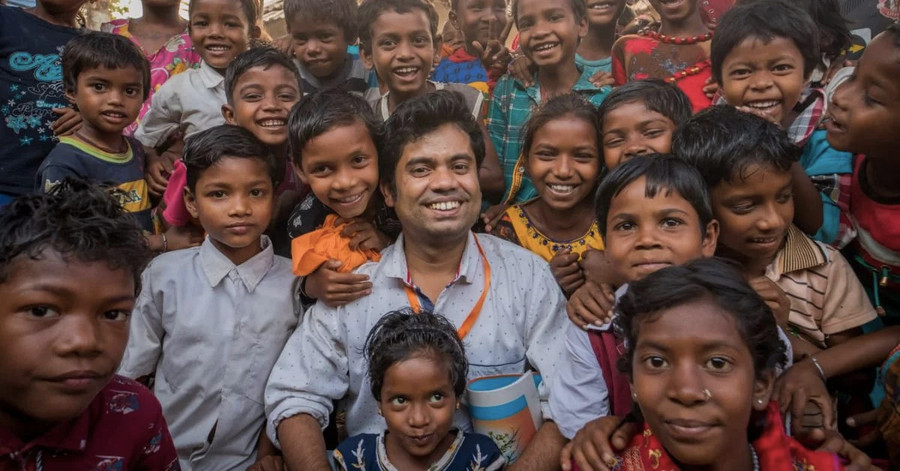 Thầy giáo Deep Nayak (giữa) chụp ảnh cùng học sinh.