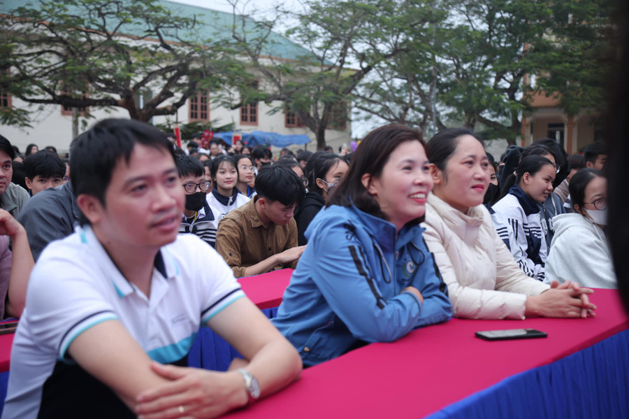 Thầy trò Trường THPT Nghi Lộc 2 tham gia hoạt động dịp Tết Nguyên đán 2024. Ảnh: website nhà trường Thầy trò Trường THPT Nghi Lộc 2 tham gia hoạt động dịp Tết Nguyên đán 2024. Ảnh: website nhà trường