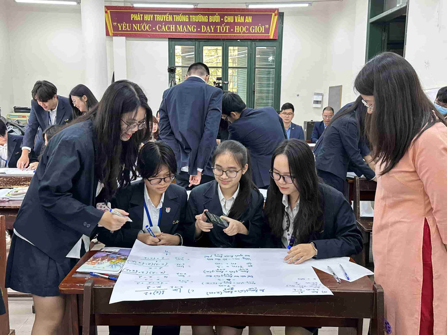 Nhiều phương pháp giảng dạy mới được giáo viên Trường THPT Chu Văn An (Tây Hồ, Hà Nội) áp dụng trong Chương trình GDPT 2018. Ảnh: ITN Nhiều phương pháp giảng dạy mới được giáo viên Trường THPT Chu Văn An (Tây Hồ, Hà Nội) áp dụng trong Chương trình GDPT 2018. Ảnh: ITN