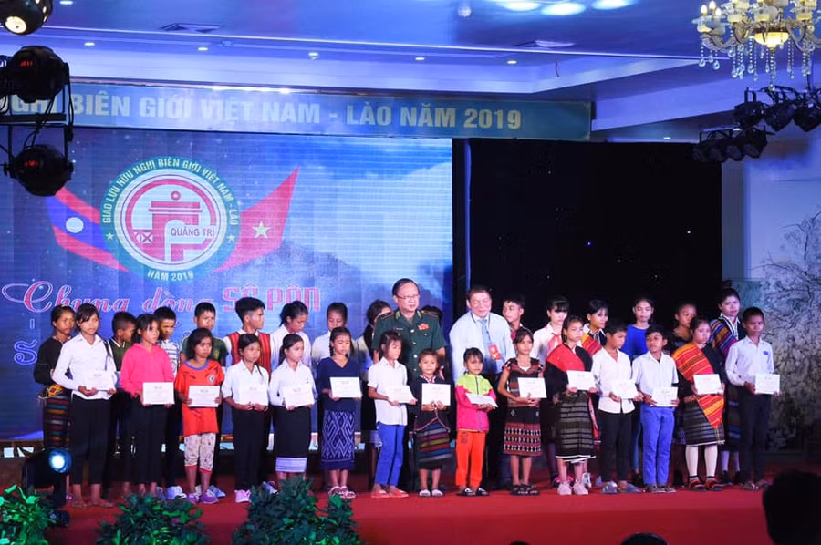 Trao 30 suất học bổng cho HS có hoàn cảnh khó khăn của ba tỉnh.