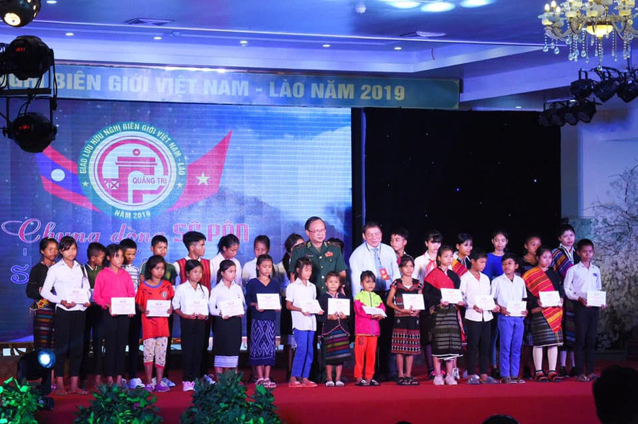 Trao 30 suất học bổng cho HS có hoàn cảnh khó khăn của ba tỉnh. Trao 30 suất học bổng cho HS có hoàn cảnh khó khăn của ba tỉnh.