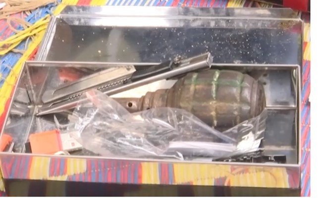 Quả lựu đạn được phát hiện trên xe ôtô.