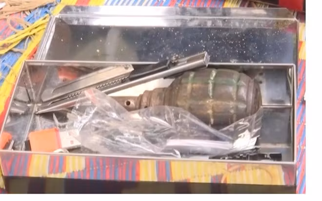 Quả lựu đạn được phát hiện trên xe ôtô.