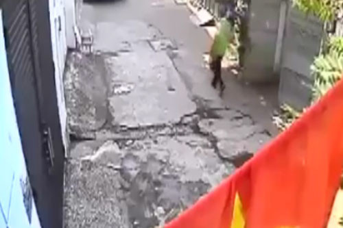 Khi nam thanh niên uống nước xong ra thì không thấy xe đâu, chạy đi tìm nhưng đã bị trộm lấy mất. nam-thanh-nien-bi-mat-xe-may-vi-vao-nha-uong-nuoc-3