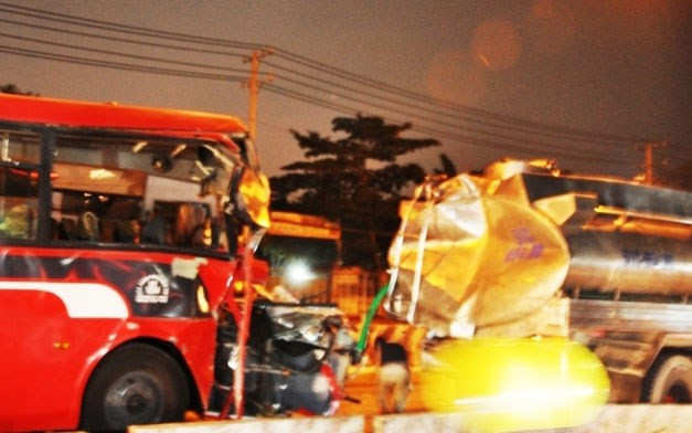 hiện trường xe khách húc xe bồn, 11 công nhân thương vong hình 2 hien truong xe khach huc xe bon, 11 cong nhan thuong vong hinh 2
