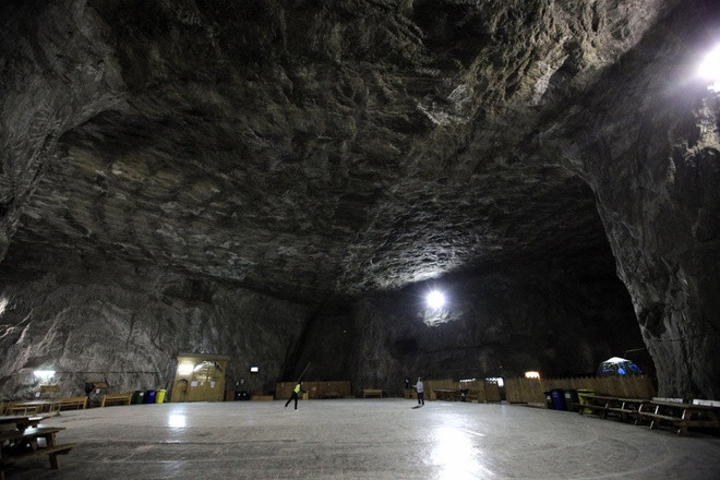 Trị liệu trong mỏ muối sâu trăm mét dưới lòng đất ảnh 2