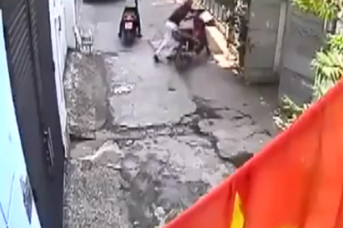 Trong vòng vài giây, tên trộm đã lấy được xe và tẩu thoát. nam-thanh-nien-bi-mat-xe-may-vi-vao-nha-uong-nuoc-2