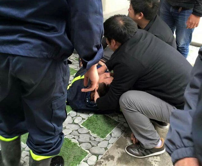 Một chiến sỹ PCCC bị ngất vì ngạt khí trong khi làm nhiệm vụ tại căn nhà 107-C6 tập thể Giảng Võ, Hà Nội.