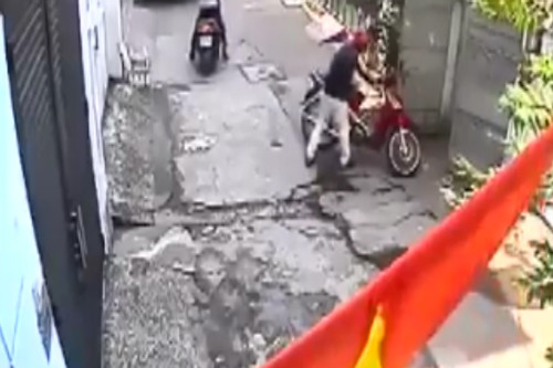 Nhân lúc không ai để ý, hắn lại gần bẻ khóa xe. nam-thanh-nien-bi-mat-xe-may-vi-vao-nha-uong-nuoc-1