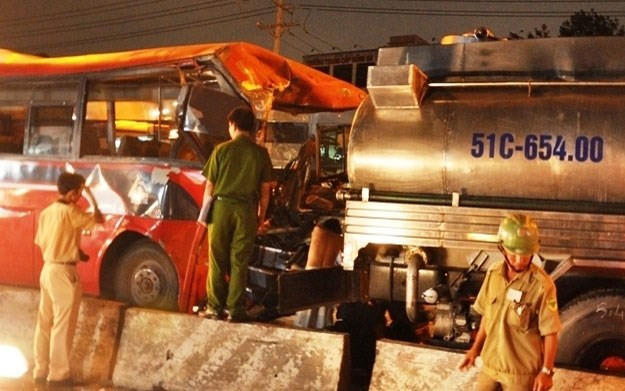 hiện trường xe khách húc xe bồn, 11 công nhân thương vong hình 8 hien truong xe khach huc xe bon, 11 cong nhan thuong vong hinh 8