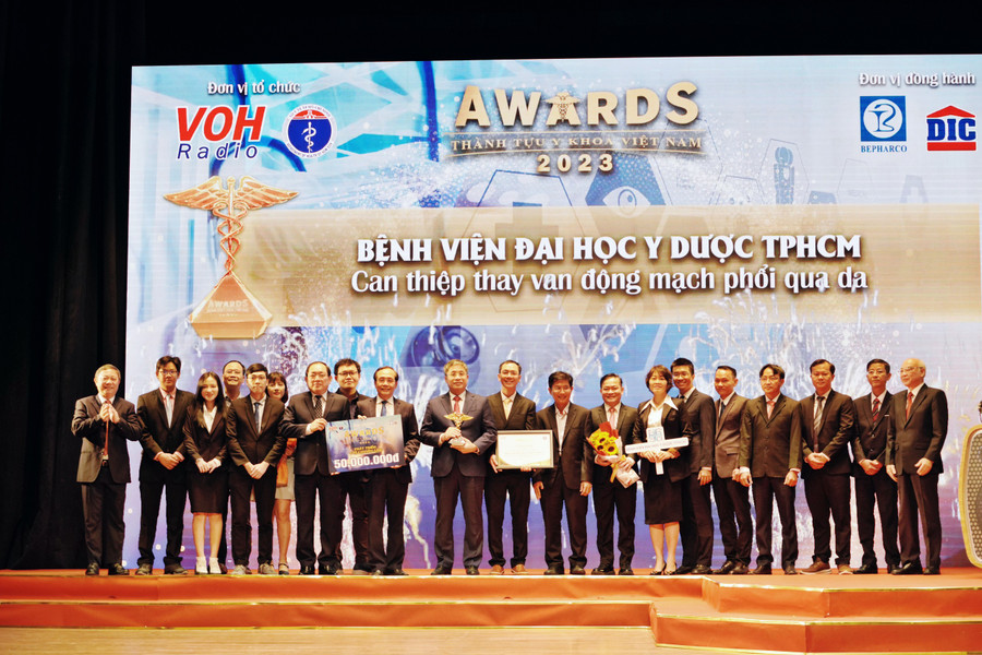 Bệnh viện Đại học Y Dược TPHCM được vinh danh tại Lễ trao giải Thành tựu Y khoa Việt Nam 2023. Ảnh: BVCC
