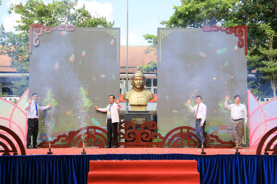 Các đại biểu nhấn nút khai mạc Hội trại thanh thiếu niên các nước Đông Nam Á. Các đại biểu nhấn nút khai mạc Hội trại thanh thiếu niên các nước Đông Nam Á.