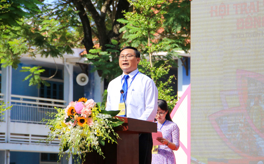 TS. Đặng Đức Tuệ - Hiệu trưởng Trường THPT Nguyễn Huệ phát biểu tại khai mạc Hội trại. TS. Đặng Đức Tuệ - Hiệu trưởng Trường THPT Nguyễn Huệ phát biểu tại khai mạc Hội trại.