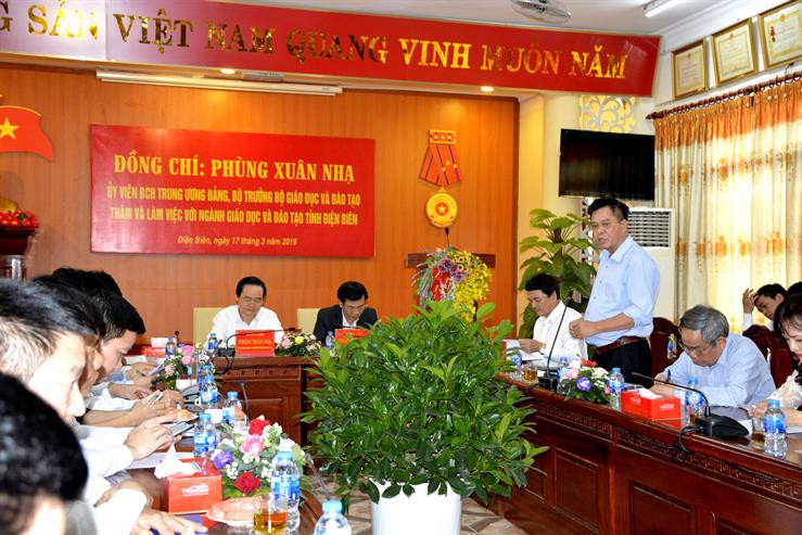 Ông Nguyễn Văn Kiên, Giám đốc Sở Giáo dục và Đào tạo tỉnh Điện Biên báo cáo tại buổi làm việc Ông Nguyễn Văn Kiên, Giám đốc Sở Giáo dục và Đào tạo tỉnh Điện Biên báo cáo tại buổi làm việc