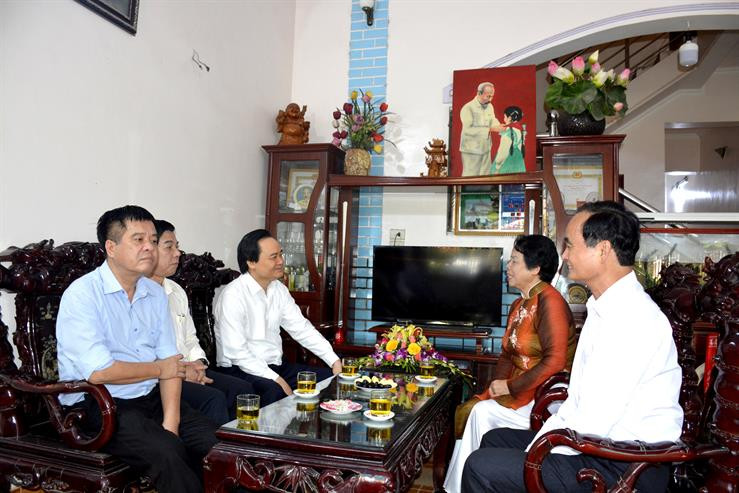 Bộ trưởng thăm Nhà giáo ưu tú Nguyễn Quý Lạc, nguyên Hiệu trưởng Trường Tiểu học Tuần Giáo, tỉnh Điện Biên Bộ trưởng thăm Nhà giáo ưu tú Nguyễn Quý Lạc, nguyên Hiệu trưởng Trường Tiểu học Tuần Giáo, tỉnh Điện Biên