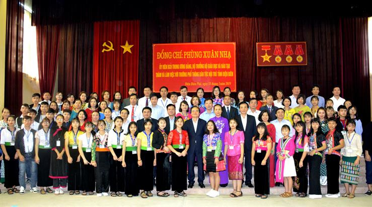 Bộ trưởng Phùng Xuân Nhạ cùng thầy và trò Trường Phổ thông dân tộc nội trú tỉnh Điện Biên Bộ trưởng Phùng Xuân Nhạ cùng thầy và trò Trường Phổ thông dân tộc nội trú tỉnh Điện Biên