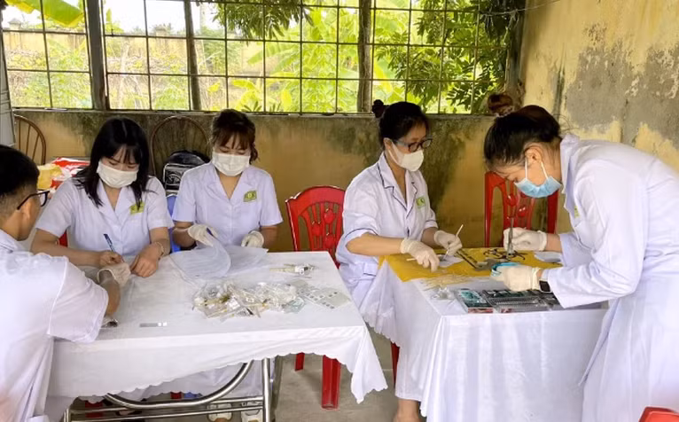 Thực hiện xét nghiệm phát hiện giun sán trên mẫu của 400 người dân Thực hiện xét nghiệm phát hiện giun sán trên mẫu của 400 người dân