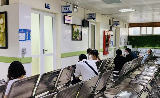 Bệnh nhân chờ khám tại Bệnh viện Da liễu Trung ương Bệnh nhân chờ khám tại Bệnh viện Da liễu Trung ương