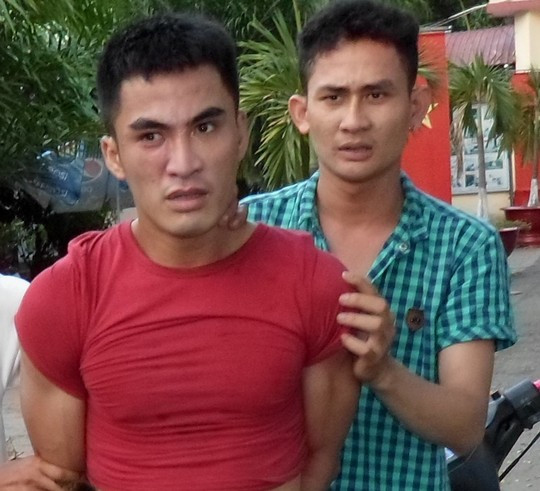 Đấu với 6 tên trộm, một “hiệp sĩ” bị thương ảnh 1 Đối tượng Linh (áo đỏ) bị các “hiệp sĩ” bắt giữ