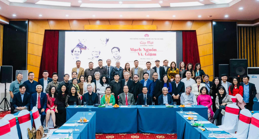 Ban tổ chức và gia đình, người thân, đồng hương xứ Nghệ.