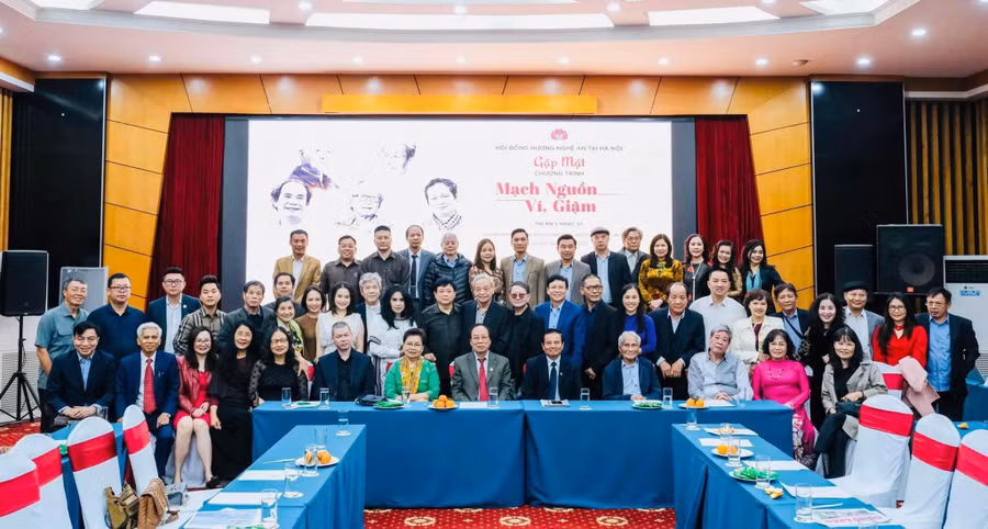 Ban tổ chức và gia đình, người thân, đồng hương xứ Nghệ.