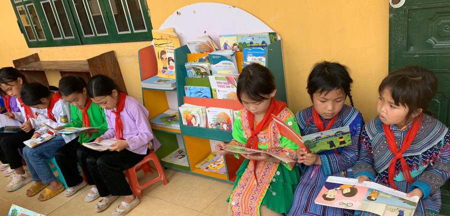 Học trò bị thu hút bởi các hoạt động bổ ích ngày hội.