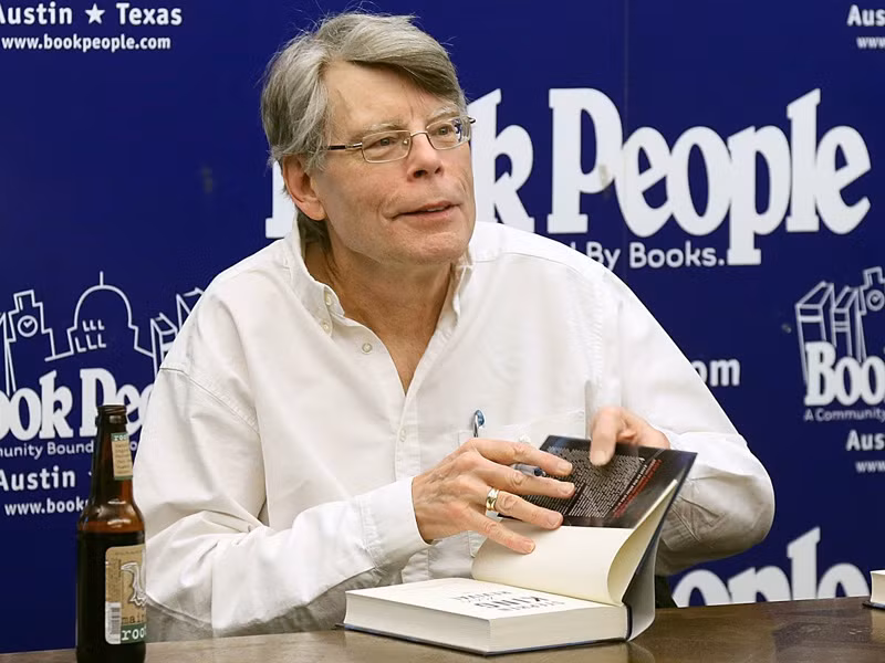 Tất cả gối của Stephen King đều quay một hướng nhất định. Theo cuốn sách Haunted Heart: The Life and Times of Stephen King, nhà văn khoa học viễn tưởng này có thói quen lạ lùng vào ban đêm. “Tôi đánh răng, tôi rửa tay. Tại sao ai cũng rửa tay trước khi đi ngủ? Tôi không biết” - ông nói. “Và những chiếc gối phải quay về một hướng nhất định”.