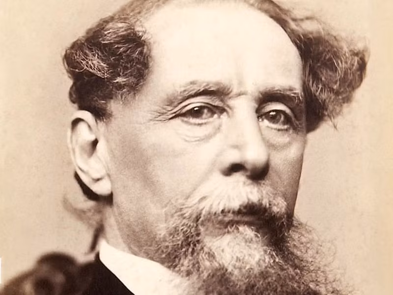 Charles Dickens ngủ quay mặt về hướng bắc để tăng tính sáng tạo. Dickens - người bị chứng mất ngủ - luôn giữ một chiếc la bàn bên cạnh để đảm bảo rằng ông luôn viết và ngủ quay về hướng bắc. Nhà văn tin rằng, hành động kỳ quặc này sẽ cải thiện tính sáng tạo của mình.