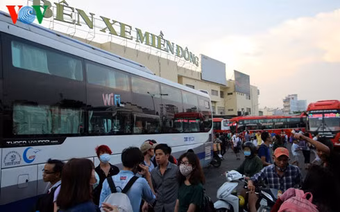 nguoi dan do xo ve que dip nghi le, cua ngo tp hcm chat cung hinh 0