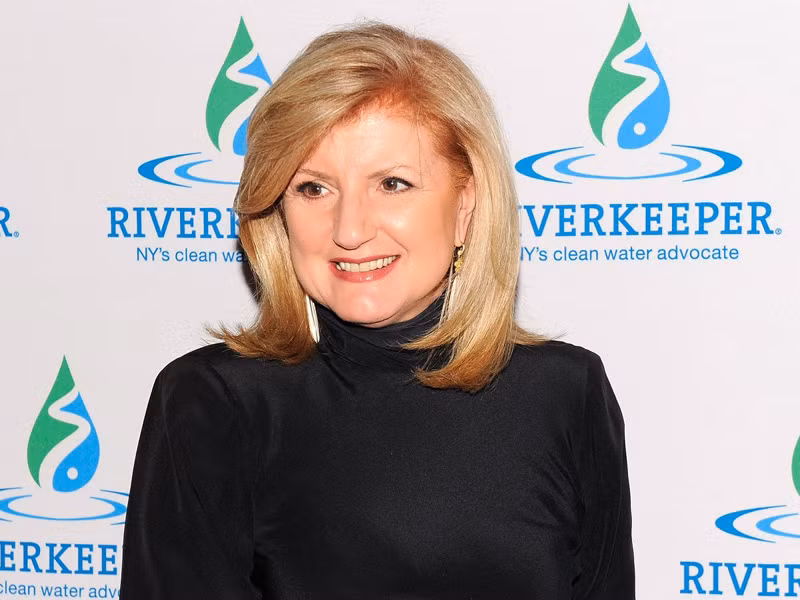Arianna Huffington biến phòng ngủ thành “cung điện”. Sau lần bị kiệt sức năm 2007 và tỉnh dậy trong vũng máu của chính mình, Arianna Huffington trở thành người ủng hộ một giấc ngủ ngon. Tổng biên tập tờ Huffington Post biến phòng ngủ thành thiên đường, với rèm và màn che. Trước khi ngủ, bà tắt điện thoại và rút tất cả phích cắm. Sau đó, bà tắm nước nóng, phủ đầy muối Epsom và dầu hoa oải hương để giữ bình tĩnh tâm trí cũng như quên đi những căng thẳng trong ngày. Bà chỉ yên tâm đi ngủ khi khoác trên mình bộ đồ ngủ. Cuối cùng, bà chìm đắm vào một cuốn sách thơ hoặc sách triết lý để ru mình ngủ dễ hơn.