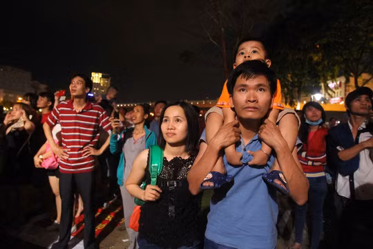  Những loạt pháo hoa độc đáo và lạ mắt khiến người dân thích thú. 