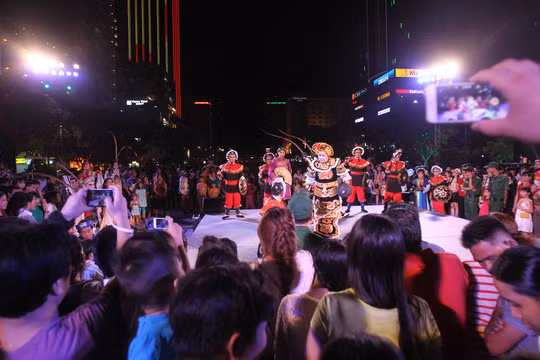  Biểu diễn hát bội thu hút nhiều khán giả đến xem 