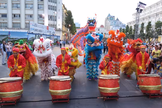  Buổi chiều cùng ngày, nhiều hoạt động diễn ra tại phố đi bộ Nguyễn Huệ 