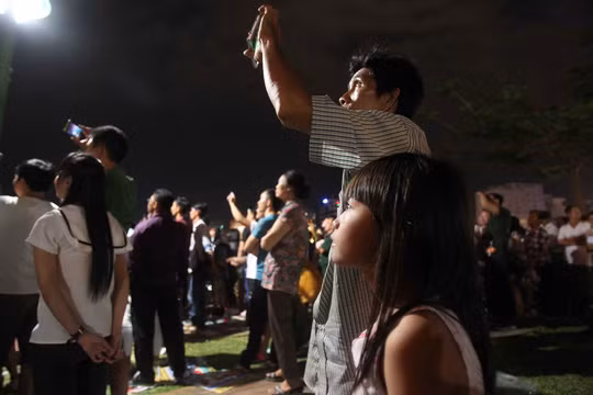  Không phụ lòng mong mỏi và chờ đợi suốt thời gian dài, trong 15 phút, những chùm pháo hoa rực rỡ kết hợp với hiệu ứng ánh sáng khiến người xem mãn nhãn và hứng khởi. 