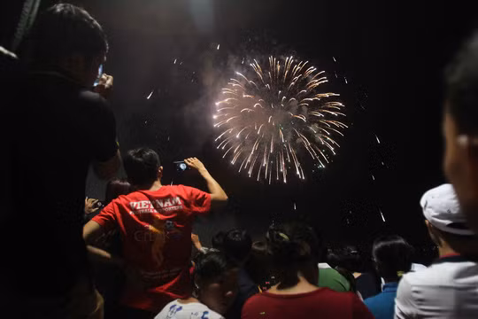  Đúng 21h pháo hoa rực sáng trên bầu trời Sài Gòn 