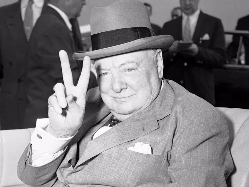 Winston Churchill chợp mắt 2 tiếng mỗi ngày. Hàng ngày cứ 5 giờ chiều, ông sẽ uống một ly whiskey và soda trước khi đi ngủ. Churchill nổi tiếng là người làm việc thông đêm. Do lịch ngủ bất thường nên ông hay chủ trì các cuộc họp trong phòng tắm.