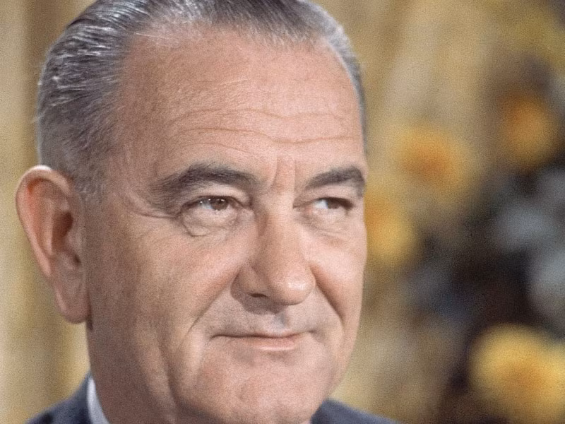 Lyndon B. Johnson chia ngày của mình thành 2 ca để làm được nhiều việc hơn. Ông thường thức dậy lúc 6h30-7h, rồi làm việc cho tới 2h chiều. Sau khi tập thể dục nhanh, Johnson quay trở lại giường ngủ trong khoảng 30 phút, thức dậy vào khoảng 4h chiều và làm việc tới sáng sớm. Johnson cho biết, ông học thói quen ngủ này từ người tiền nhiệm John F. Kennedy.