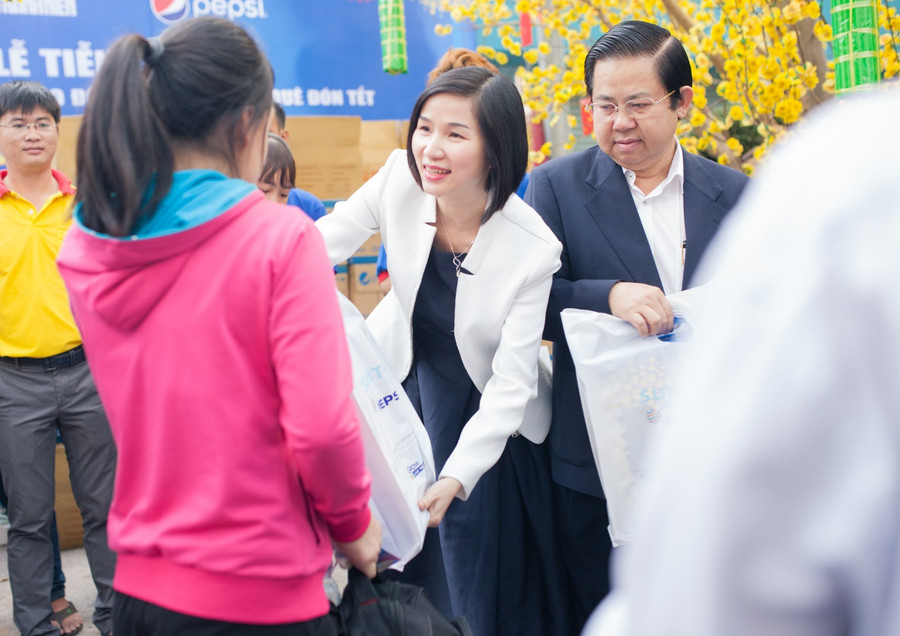 Ngoài việc tặng vé xe miễn phí, ban tổ chức còn gửi tới người tham dự những món quà ý nghĩa, giúp họ có thể đón một cái Tết ấm áp bên gia đình.