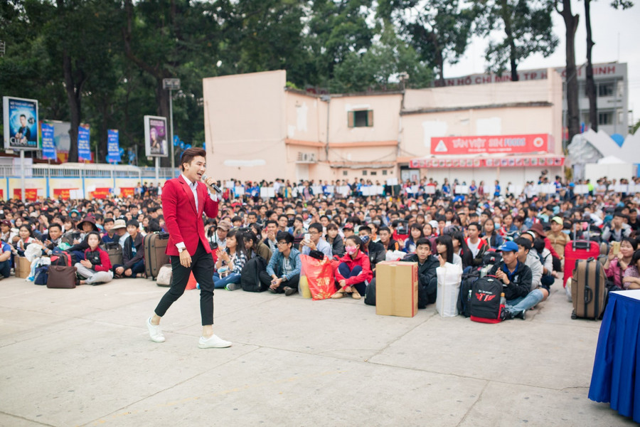 Chí Thiện cũng xuất hiện từ rất sớm. Anh dành tặng 2.500 khán giả trẻ loạt ca khúc hit của mình.